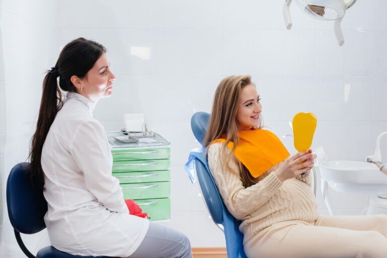 Ciąża a dentysta – Bezpieczne zabiegi stomatologiczne w okresie ciąży