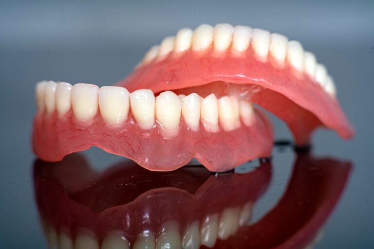 Codzienna higiena protezy zębowej – zasady pielęgnacji i skutki zaniedbań