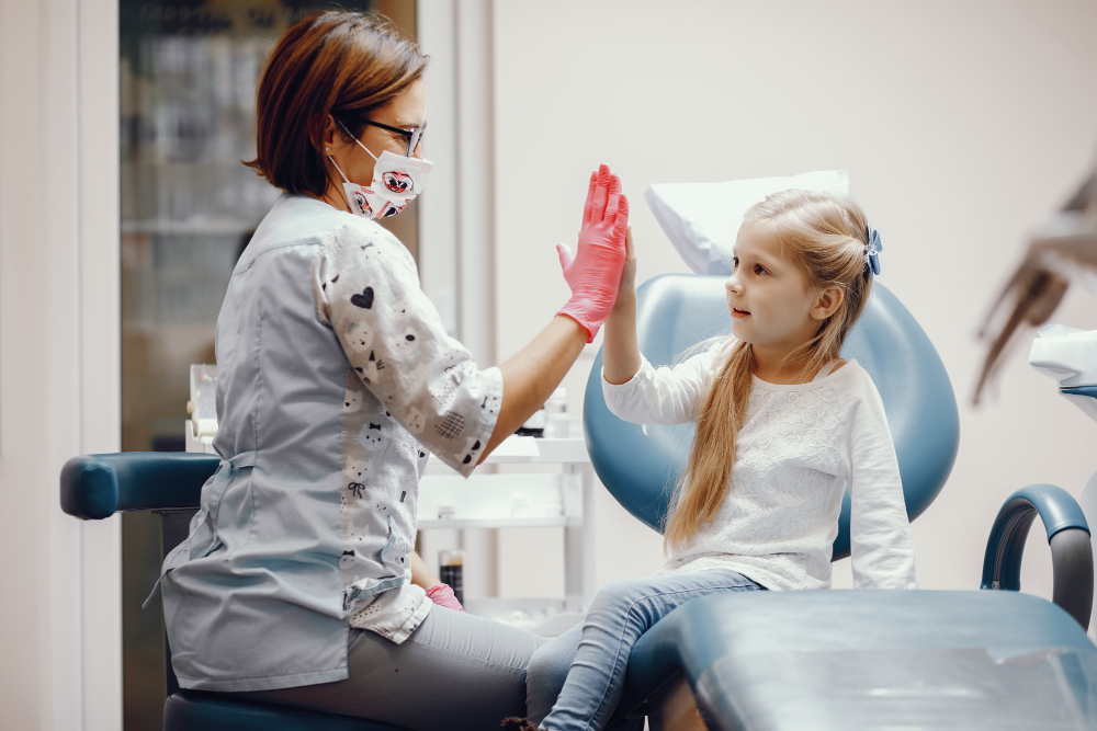 Lakowanie zębów – sposób na ochronę uśmiechu Twojego dziecka