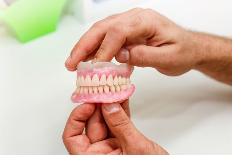 Mosty na implantach – trwałe, estetyczne i skuteczne rozwiązanie dla pacjentów z brakami zębowymi